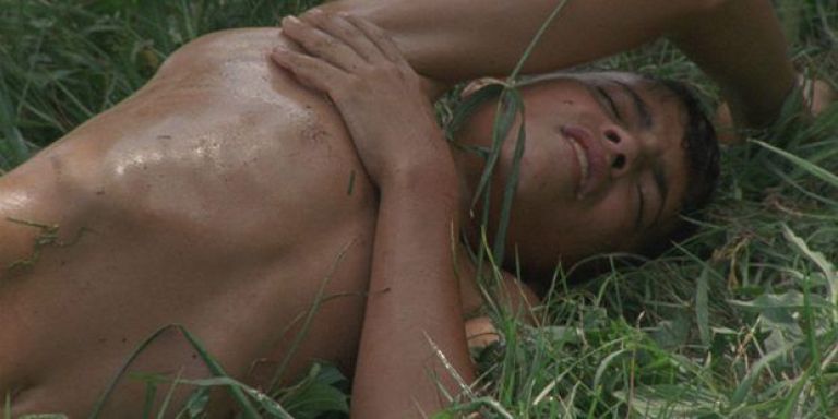 Crítica de "Playing Men", una exploración a las masculinidades a través de los juegos de Matjaž Ivanišin