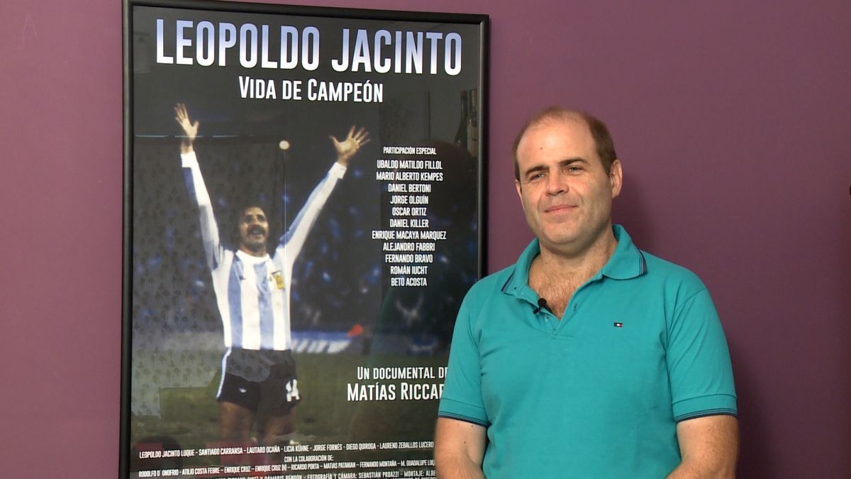 Matías Riccardi y su retrato de Leopoldo Jacinto Luque, campeón del mundial 78