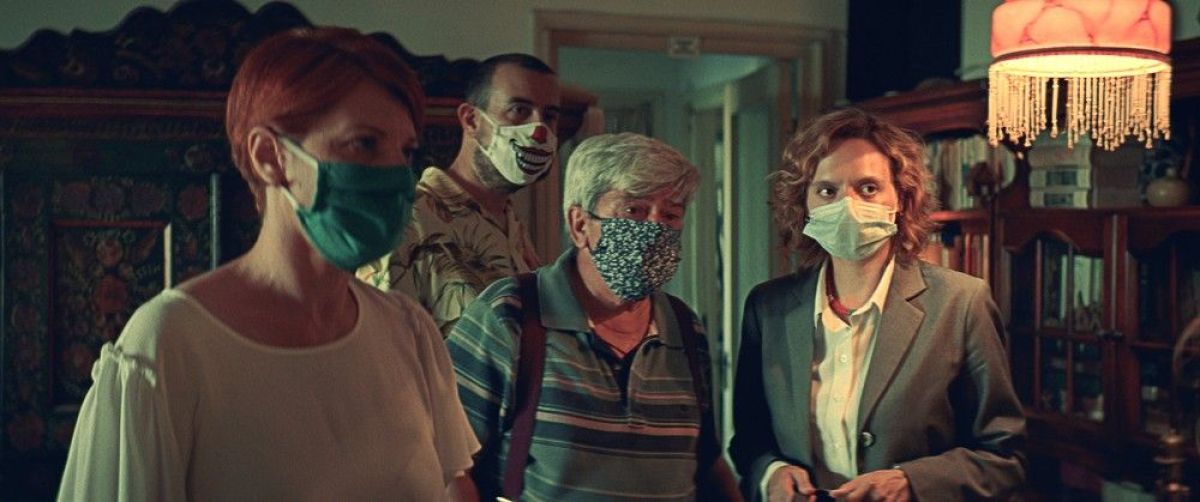 Crítica de "Sexo desafortunado o porno loco", obra maestra de Radu Jude que alterna el porno con el collage filosófico