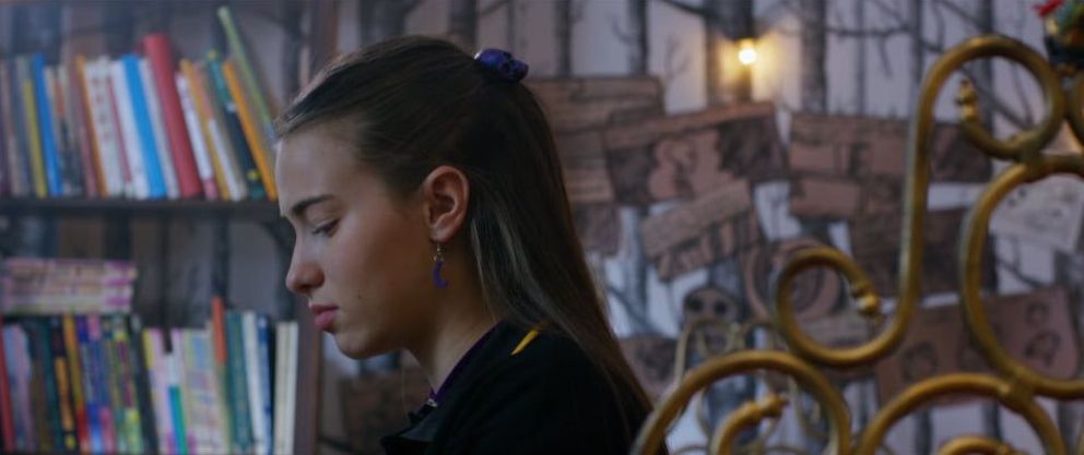 Crítica de “La chica más rara del mundo”, Mariano Cattaneo desanda los pasos de una adolescente