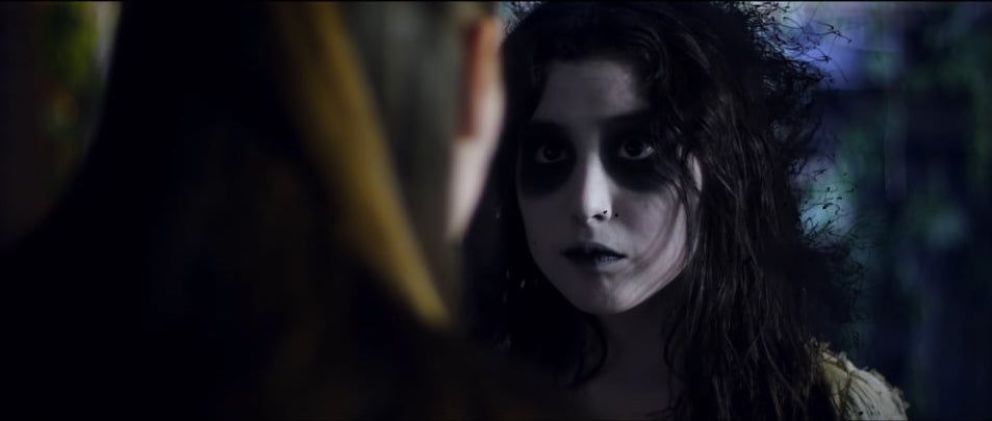 Crítica de “La chica más rara del mundo”, Mariano Cattaneo desanda los pasos de una adolescente