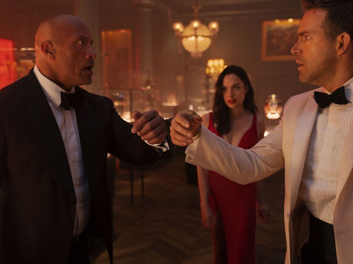 Crítica de "Alerta roja", el entretenimiento más caro de Netflix mezcla la acción con la comedia
