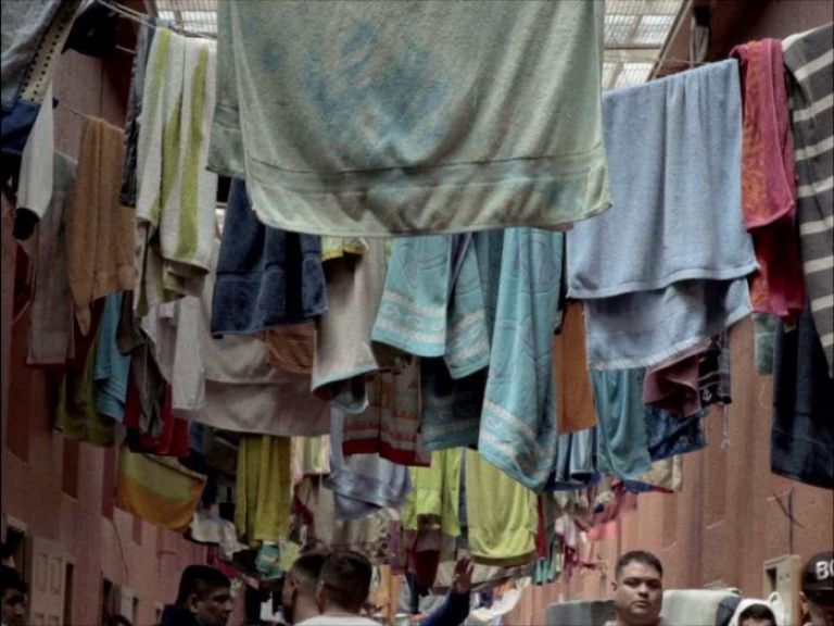 Crítica de "El cielo está rojo", la tragedia carcelaria chilena por Francina Carbonell