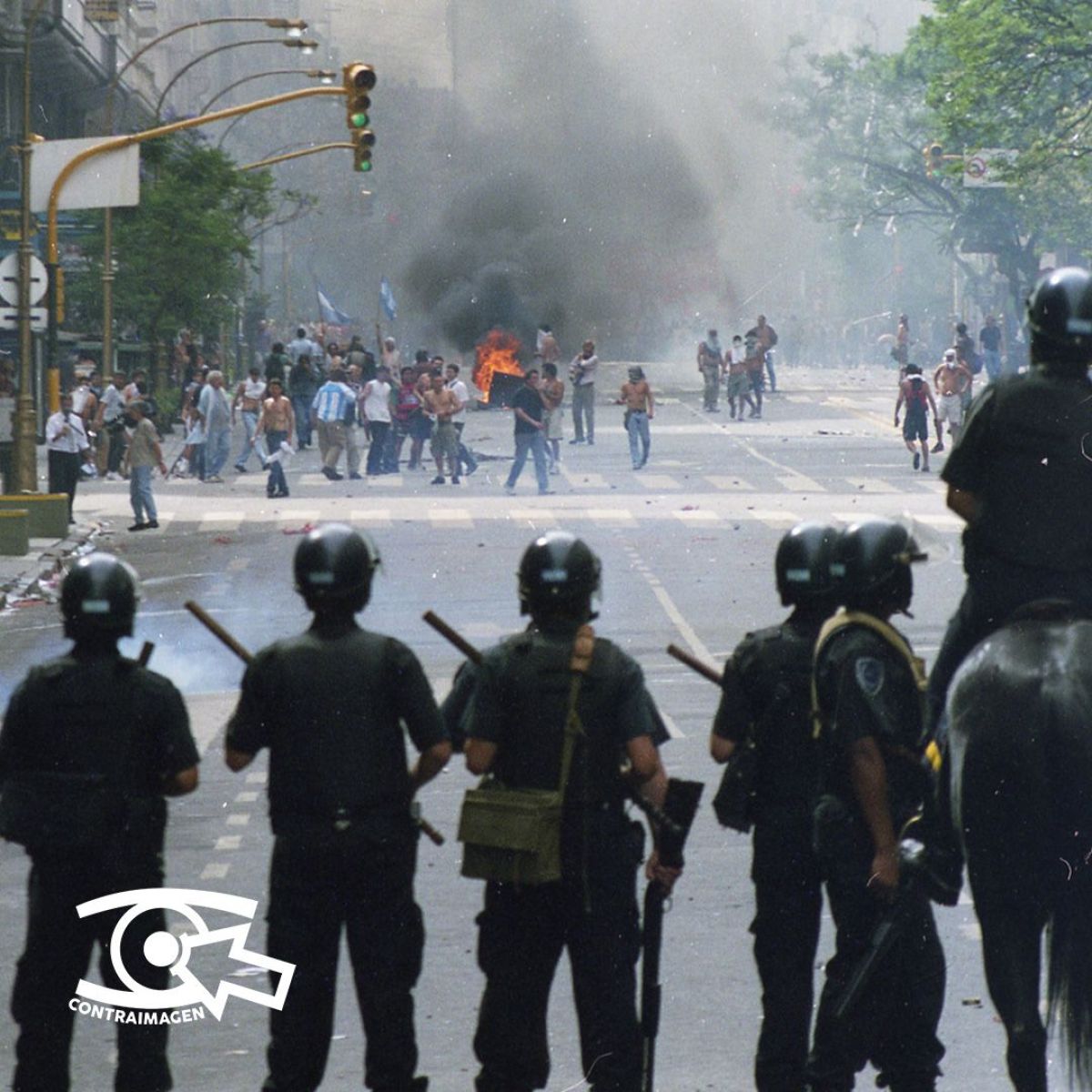 Muestra de videos, fotografías, gráfica y archivos sobre el 2001 curada por Contraimagen