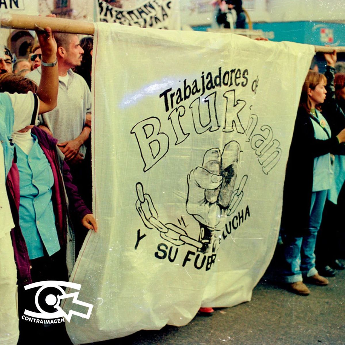 Muestra de videos, fotografías, gráfica y archivos sobre el 2001 curada por Contraimagen