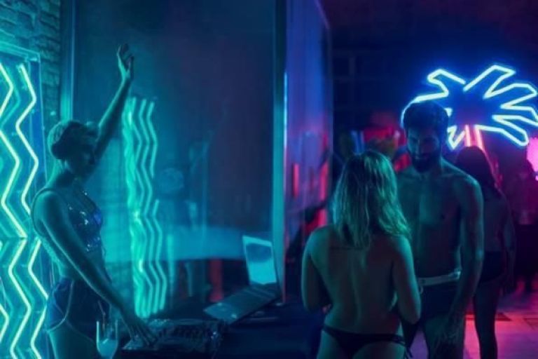 Crítica de "Donde caben dos", comedia sexual sobre swingers y poliamor