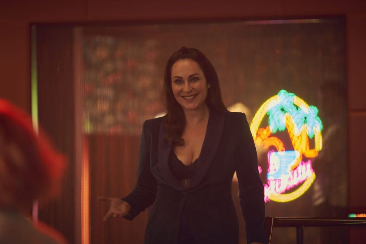 Crítica de "Donde caben dos", comedia sexual sobre swingers y poliamor