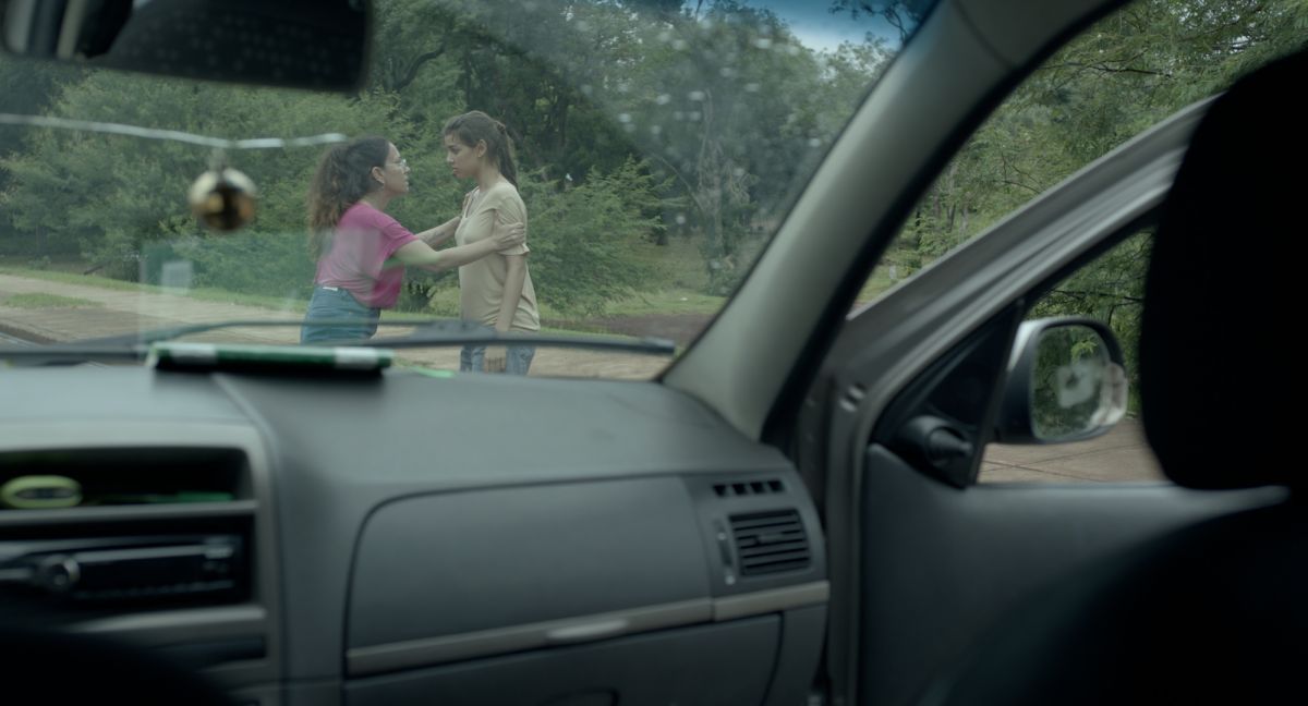 Crítica de “Ese fin de semana” el viaje al pasado de Mara Pescio con la cantante Miss Bolivia