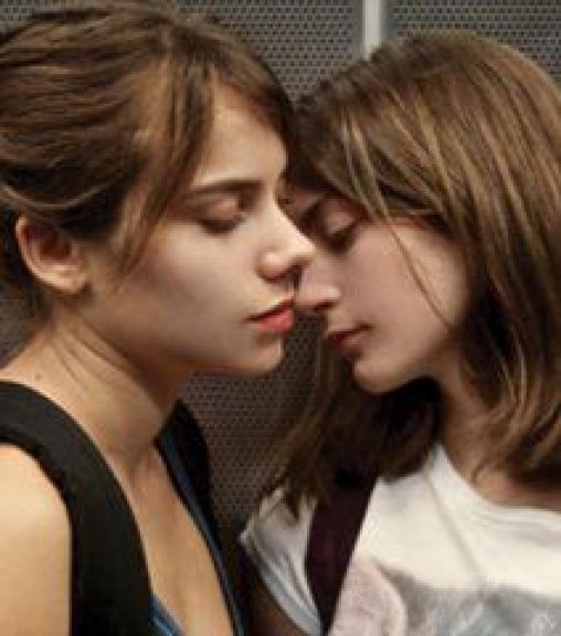 Crítica de "Joven y alocada", de Marialy Rivas, una película sobre Dios y el sexo en la adolescencia