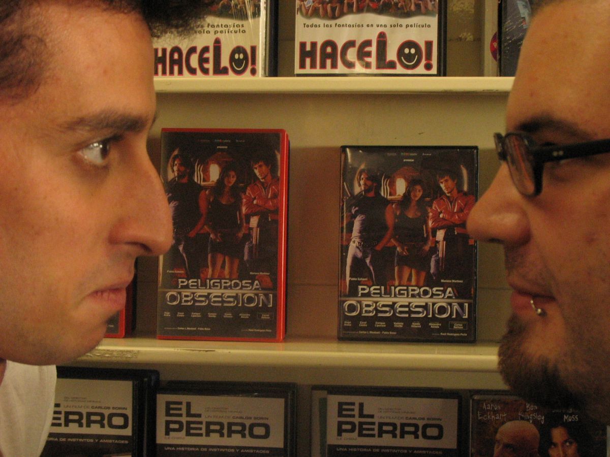 Crítica de “Los visionadores”, de Néstor Frenkel, el culto al cine argentino en VHS