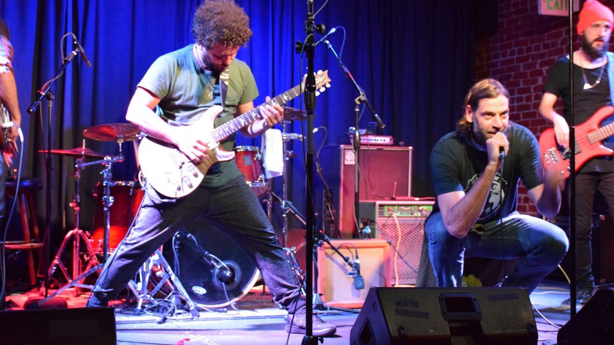 Crítica de “New Indians, el camino del Grunge", Sebastián De Caro tras la música de Oberto