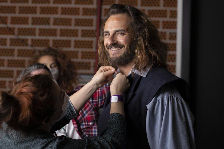 Manolo Caro prepara la película de "La casa de las flores" y filma "Érase una vez pero ya no”