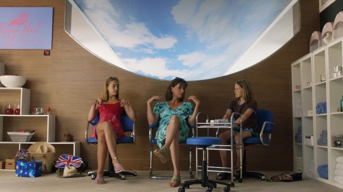 Crítica de “Una familia perfectamente normal”, una comedia sobre la transición de género de un padre de familia