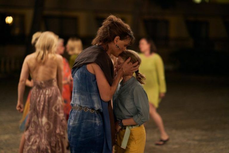 Crítica de “Una familia perfectamente normal”, una comedia sobre la transición de género de un padre de familia