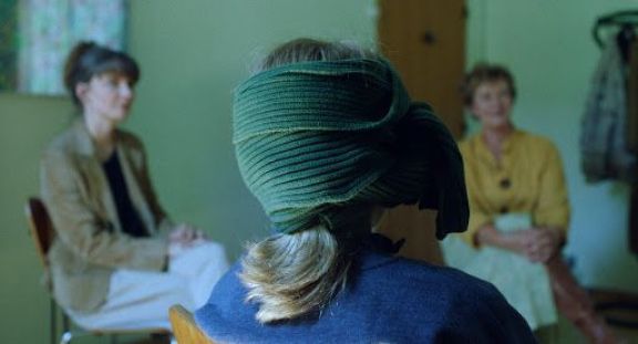 Crítica de “Una familia perfectamente normal”, una comedia sobre la transición de género de un padre de familia