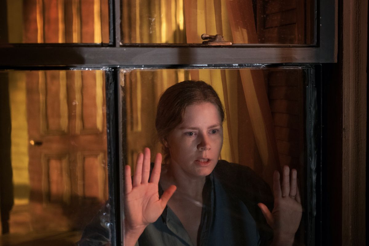 Crítica de “La mujer en la ventana”, Amy Adams perdida en una de Hitchcock