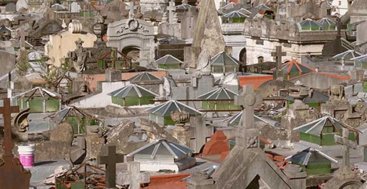 Crítica de "Los peces también saltan", documental de Diana Cardini sobre el cementerio de la Chacarita