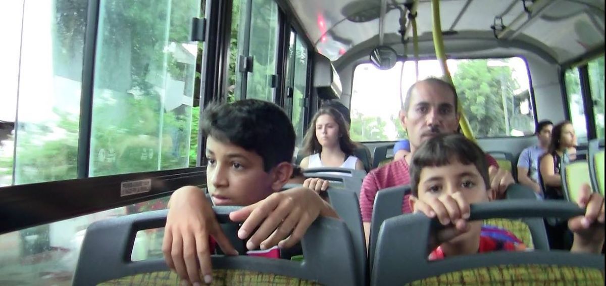 Crítica de “13.000 km de Siria”, de Fernando Lojo, el drama de los refugiados sirios en Argentina