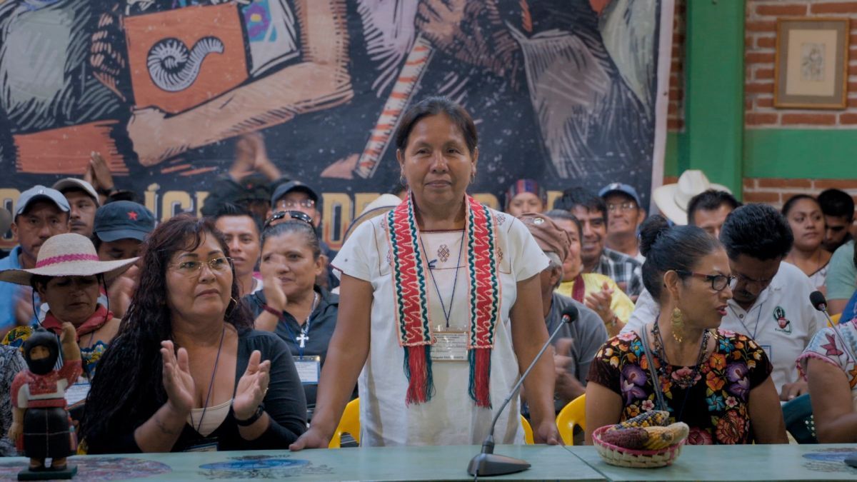 Crítica de “La Vocera”, la mexicana Luciana Kaplan y una mujer a viva voz