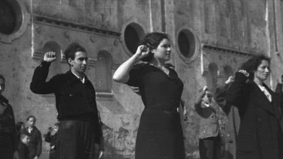 Crítica de “Vaca mugiendo entre ruinas”, de Ramón Lluis Bande, un pueblo en armas