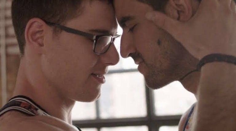 Crítica de "Tu me manques", de Rodrigo Bellot, una historia de redención en medio de la cultura homofóbica  