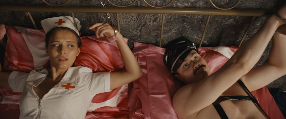 Crítica de “¡Más adentro!”, el director de teatro que filma porno para sobrevivir