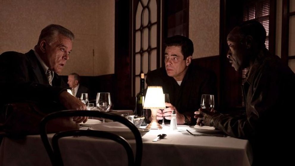 Crítica de “Ni un paso en falso”, el policial negro de Steven Soderbergh con Benicio Del Toro y Don Cheadle