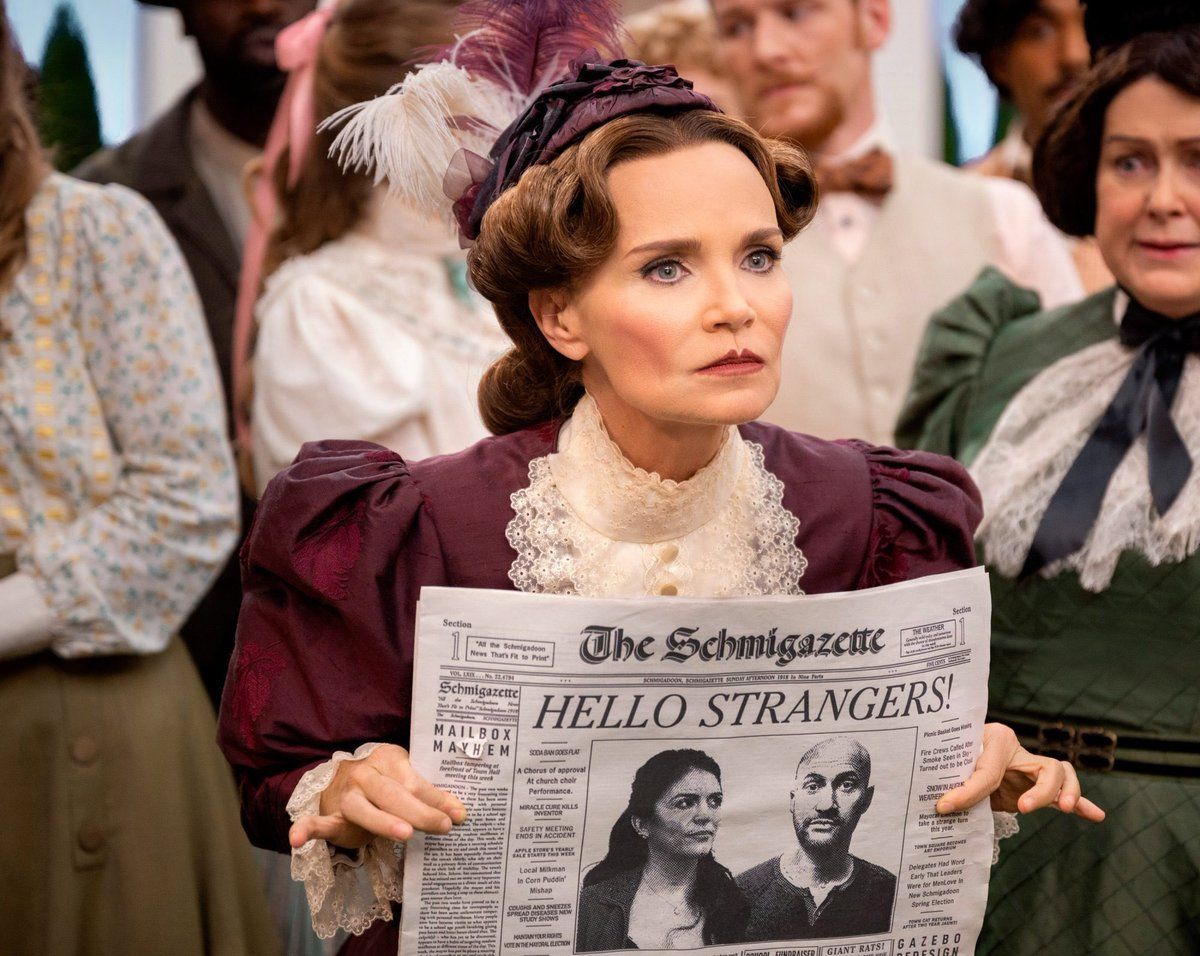 Crítica de la serie “Schmigadoon!” parodia y homenaje a los musicales de la época dorada